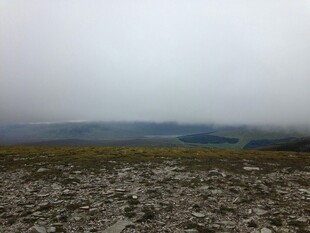 荒凉旷野中的远山景色