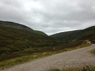 山间碎石路 阴云下的景致