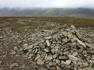 荒野中的碎石堆