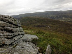 山间石景与广袤绿野