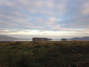 草原上的建筑与天空景色