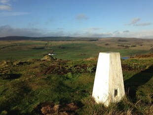 原野中的白色三角测量站