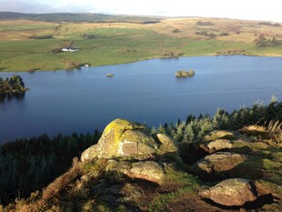 湖畔风光 巨石点缀美景