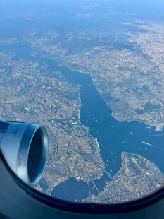 机窗外的壮美山河景观