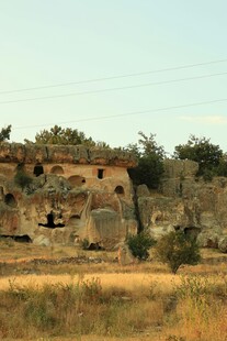 古老岩洞遗迹 尽显岁月沧桑