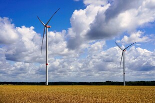 田野上的风力发电机