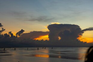 海边日落时分的壮丽景象