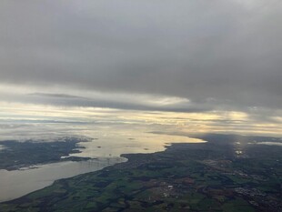 俯瞰云海下的山水景观