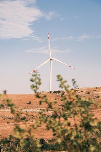  漠中的风力发电机