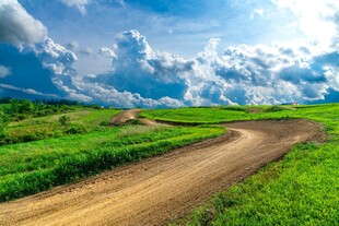 乡间土路 绿野蓝天美景