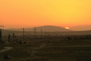 夕阳下的旷野输电场景