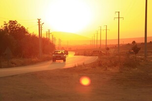 夕阳下公路上行驶的车辆