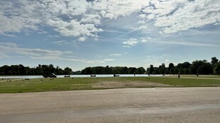 开阔机场跑道与蓝天白云