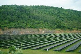 山坡上的整齐光伏板阵列