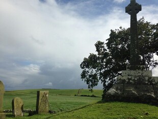 墓地十字架旁的宁静景致