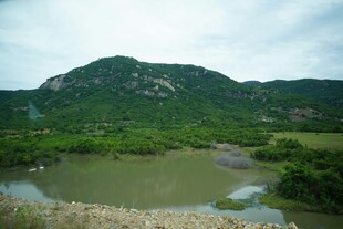 青山绿水间的宁静景致