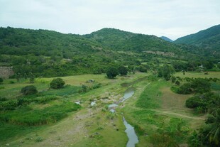 山间绿野溪流美景