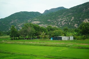 山间绿野中的小屋