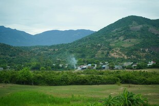 山间绿野中的宁静村落
