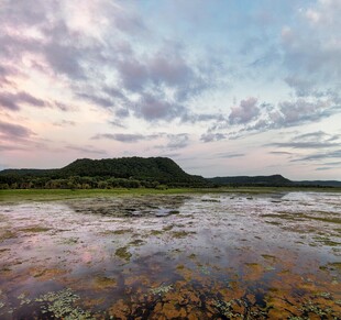 湖畔山峦间的梦幻天空