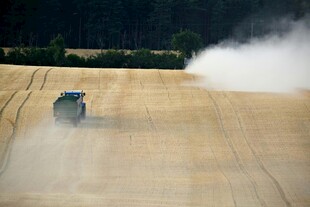 麦田中农机作业扬起尘土