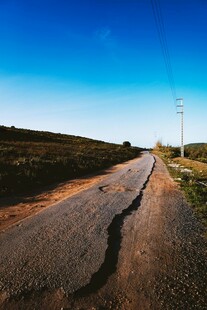 乡村旷野中的破损道路