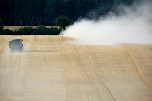农田喷雾作业场景