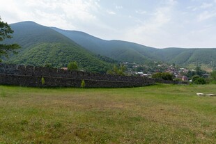 山间草地与远处山峦景色