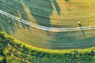 航拍乡村蜿蜒小路美景