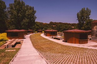 户外圆形建筑景观步道