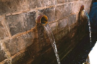 老旧船体排水口流水画面