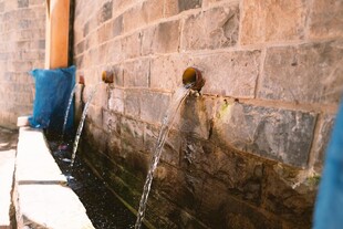 墙边流水的老旧水龙头