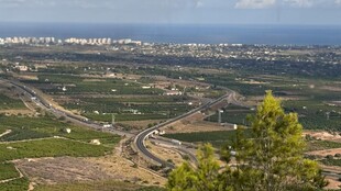 俯瞰城郊道路与田园风光