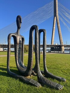 草地上的独特金属雕塑