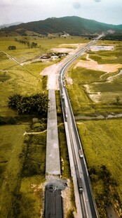俯瞰交错的公路与铁路