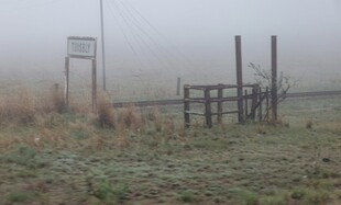 雾中田野的简易围栏