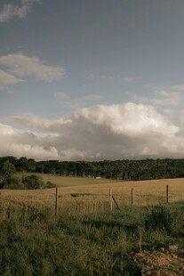田野风光 远处云层低垂