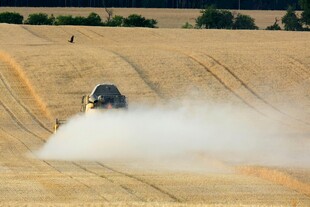 田野中飞驰的越野车