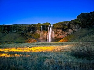 黄昏下的壮美瀑布与花海