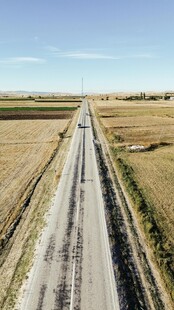 空旷公路延伸向远方