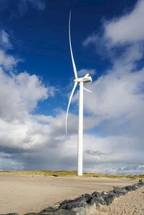 海边风车 蓝天白云美景