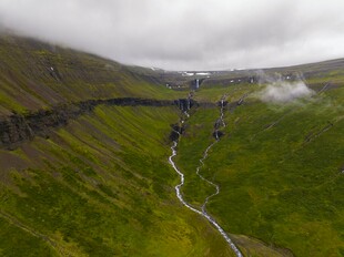 山间绿野中的蜿蜒溪流