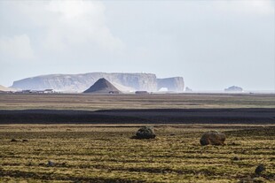广袤原野上的壮丽远山