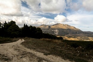 山间土路 远处山峦与云景