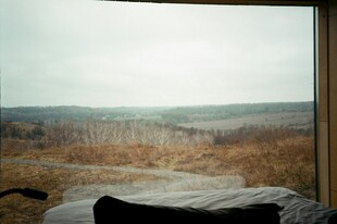 窗边视野下的开阔原野