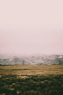 广袤原野与远处山峦