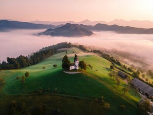 晨雾中的山间教堂美景