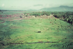 广袤绿野中的乡村景象
