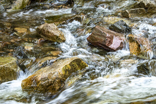 山间溪流中的多彩石块