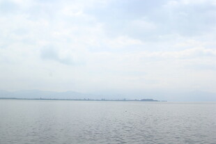 广阔海面与远处天际线